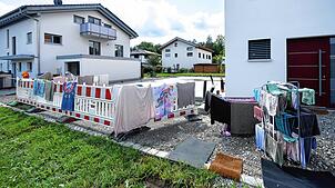Alles muss wieder trocken werden: Wo gestern noch das Wasser an der Haustüre stand, versuchen die Menschen jetzt ihr Hab und Gut zu ...