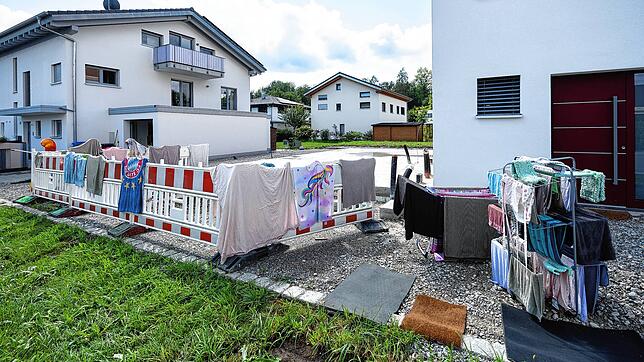 Alles muss wieder trocken werden: Wo gestern noch das Wasser an der Haustüre stand, versuchen die Menschen jetzt ihr Hab und Gut zu ...