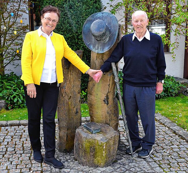 Anni und Berthold Arnold vor der Skulptur „Hansjakobs Rast“, die vor dem Hotel steht und anlässlich des 25. Firmenjubiläums von ...