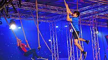 Wer gewinnt die aktuelle Staffel von Ninja Warrior? Gute Chancen hat Julian Rieger (rechts) aus Illmensee-Ruschweiler. Hier schwingt er ...