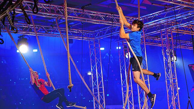 Wer gewinnt die aktuelle Staffel von Ninja Warrior? Gute Chancen hat Julian Rieger (rechts) aus Illmensee-Ruschweiler. Hier schwingt er ...