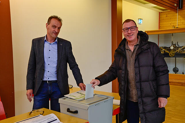 In Hochemmingen wirft Uwe Hofmann seinen Stimmzettel in die Urne. Links Wahlleiter Helmut Bertsche.