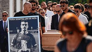 Die Särge von Diogo Jota und seinem Bruder André Silva werden während ihrer Beerdigung in die Kirche getragen. Der Stürmer des FC ...