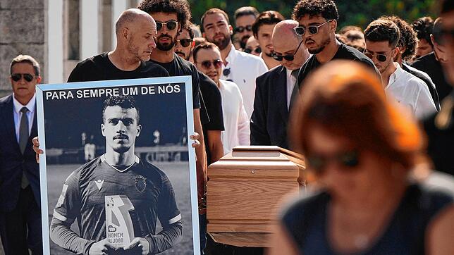 Die Särge von Diogo Jota und seinem Bruder André Silva werden während ihrer Beerdigung in die Kirche getragen. Der Stürmer des FC ...