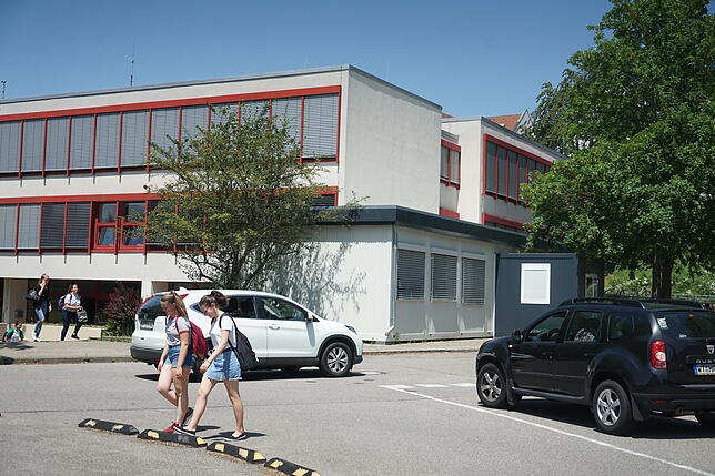Mit dem Elterntaxi zur Schule und wieder zurück – das nutzen viele Schüler. Hier vor der Werner-Kirchhofer-Realschule. Doch dies ...