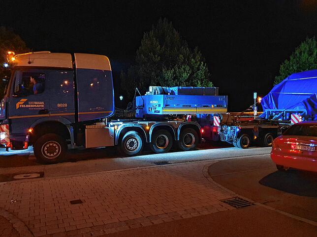Bild 6: Mit Videos: Mit 300 Tonnen durch enge Straßen