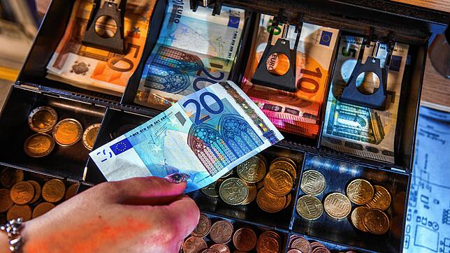 Registrierkasse in einem Kleinbetrieb. Rund 60 Prozent aller sogenannten bargeldintensiven Firmen in Deutschland haben keine ...