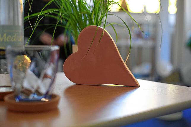 Das Herz stellt sie immer auf den kleinen Tisch der Klienten. Es steht für die Beziehung. „Die soll immer auch anwesend ...