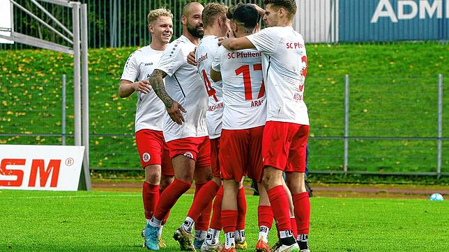 Der SC Pfullendorf bejubelt den 2:1-Erfolg über den FC 08 Villingen U21 und die Verteidigung der Tabellenspitze.