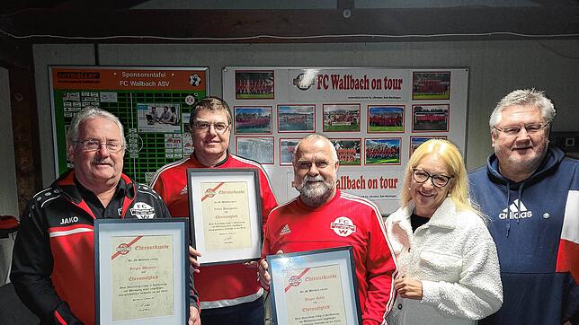 Die vom FC Wallbach geehrten Mitglieder haben am Freitagabend manch besondere Auszeichnung erhalten: (von links) Jürgen Waßmer, Lothar ...