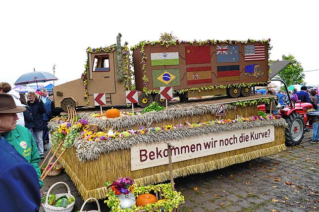 Bild 10: Ein toller Festumzug lockt Besucher zum Kreiserntedankfest nach Mundelfingen