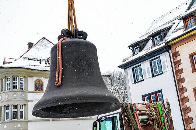 Da schwebt sie über dem Münsterplatz, die Christus-Salvator-Glocke.