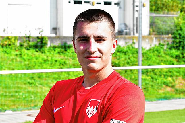 Caniel Guznenko (20) aus Tiengen absolviert derzeit ein Duales Studium beim Finanzamt. Fußball spielt er schon immer beim FC Tiengen 08, ...