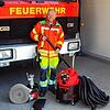 Achdorfs Abteilungskommandant Joachim Schelb präsentiert die neue Tauchpumpe und den Wassersauger. Die Geräte dienen der ...
