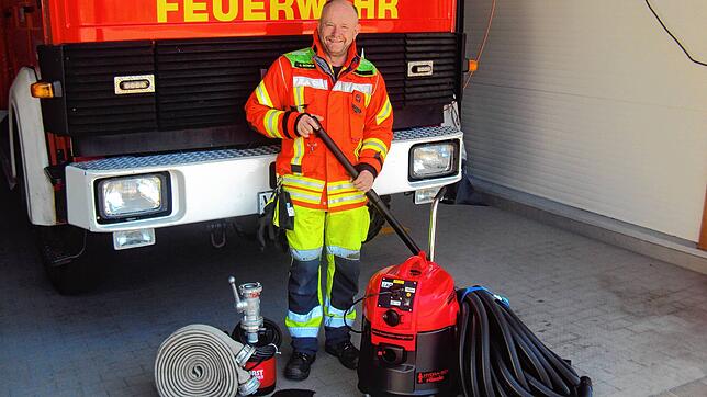 Achdorfs Abteilungskommandant Joachim Schelb präsentiert die neue Tauchpumpe und den Wassersauger. Die Geräte dienen der ...
