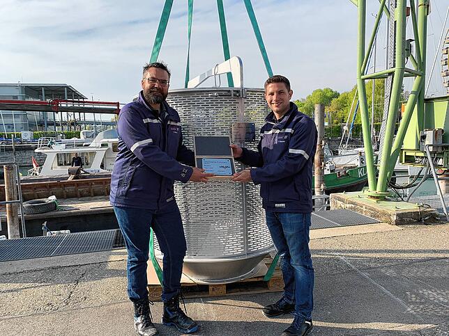 Hier wird der neue Entnahmekorb im BSB-Hafen auf das Arbeitsboot gehoben. Mit dabei sind Sebastian Daus (links), Leiter des Konstanzer ...
