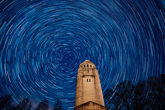 Der Bismarckturm bei Nacht
