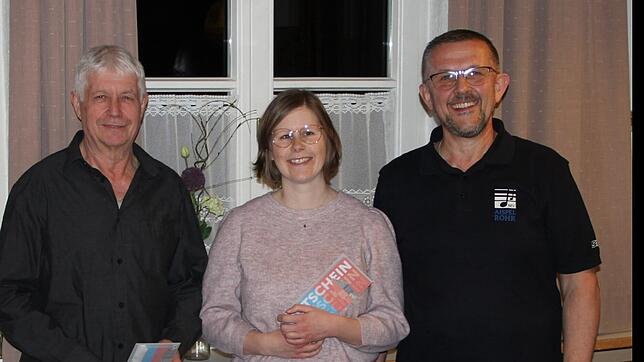 Lothar Maier, Simone Kaiser sowie Roland Senn (von links) sind bei besonders vielen Proben des Musikvereins Aispel-Rohr anwesend. Foto: ...