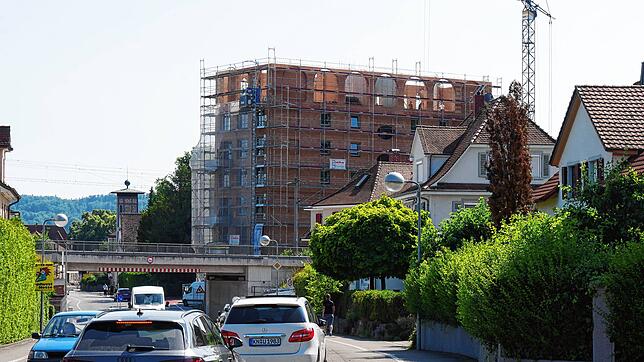 Markant erhebt sich das Wohngebäude nach der Bahnunterführung. Die Höhe war umstritten.