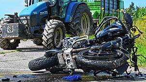 Auf der Kreisstraße zwischen Überlingen-Bonndorf und Winterspüren kollidierte ein Motorrad mit einem Traktor.