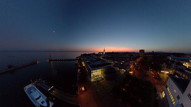 Friedrichshafen bei Nacht.