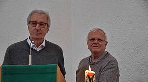 Dekan Wolfgang Rüter-Ebel (links) stellt weitere strukturelle Überlegungen vor. Norbert Noltemeyer leitete die Versammlung in souveräner ...
