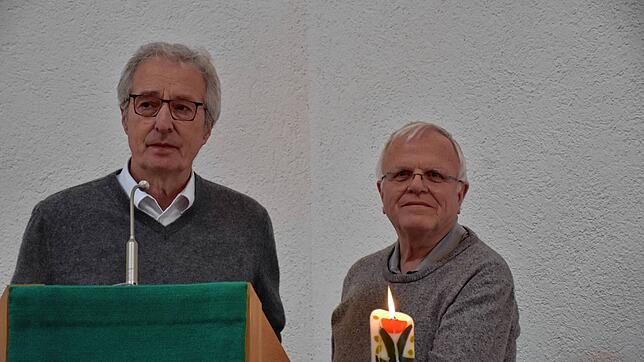 Dekan Wolfgang Rüter-Ebel (links) stellt weitere strukturelle Überlegungen vor. Norbert Noltemeyer leitete die Versammlung in souveräner ...