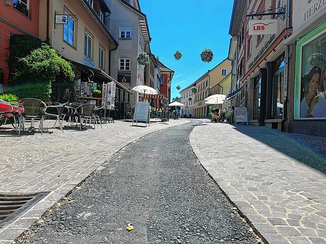 Das sogenannte Mobilitätsband, ein ebener Asphaltstreifen in der Mitte der Marktstraße, ist fast fertig. Es soll gehbehinderten ...
