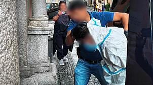 Ein Mann wird in einem speziellen Anzug zur Vorführung beim Haftrichter zum Amtsgericht gebracht. In Passau soll der Mann am Tag zuvor ...