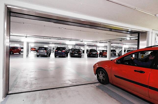 Neben der Tiefgarage Stadthalle sollen auch die Tarife in den Tiefgaragen Herz-Jesu-Platz (im Bild) und Heinrich-Weber-Platz sowie das ...