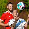 Konzentriert: Julian Jäger (vorn) hatte stets den Ball im Blick. Der Kapitän des FSV Rheinfelden erzielte beim 2:0-Erfolg gegen die SG ...