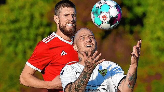 Konzentriert: Julian Jäger (vorn) hatte stets den Ball im Blick. Der Kapitän des FSV Rheinfelden erzielte beim 2:0-Erfolg gegen die SG ...
