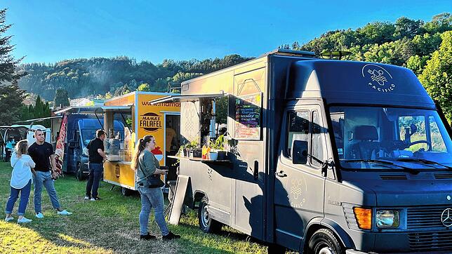 Insgesamt acht Food-Trucks der besonderen Art mit Leckereien wie Kässpätzle, Burgern, Schawarma, Falafel oder Crêpes sorgten für ...