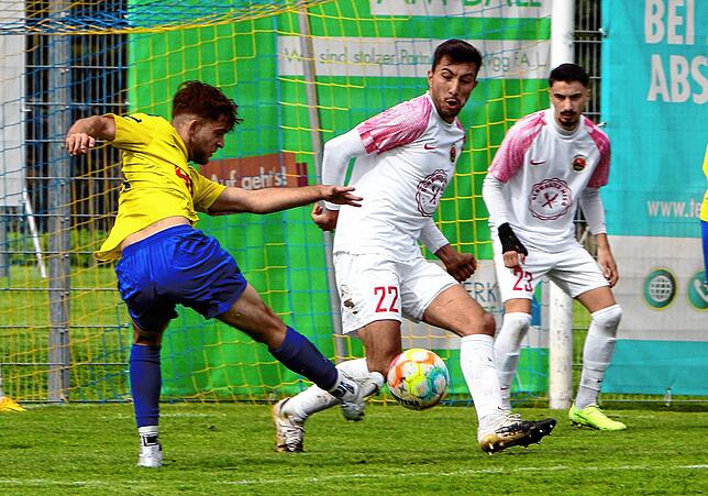 Süleyman Karacan, (Mitte), in der Partie bei der SpVgg F.A.L.