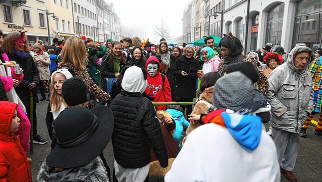 Bild 7: Schmotziger Dunschtig: Diese Mäschgerle feiern auf der Marktstätte