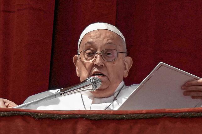 20. April 2025: Am Tag vor seinem Tod tritt Papst Franziskus ein letztes Mal in der Öffentlichkeit auf. Zum Abschluss der Ostermesse ...