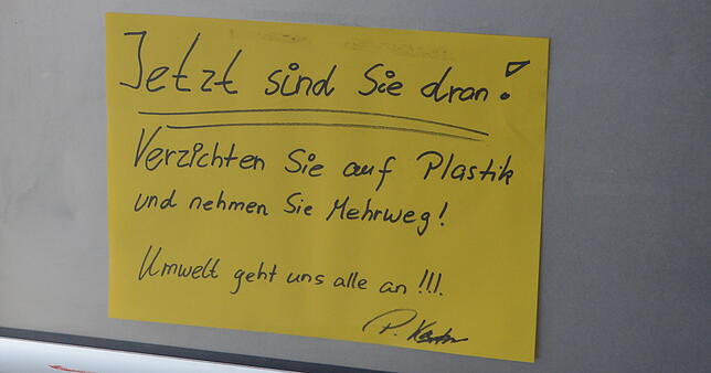 An vielen Ecken vor und im Laden weist Hans-Peter Kastner seine Kunden darauf hin, Mehrweg zu kaufen.
