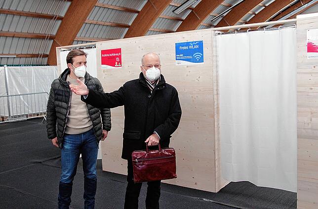 Bernd Sauer (rechts) hat das 25-köpfige Impfteam aus Ärzten und Medizinische Fachangestellten zusammengetrommelt. Peter Hasselbach ...