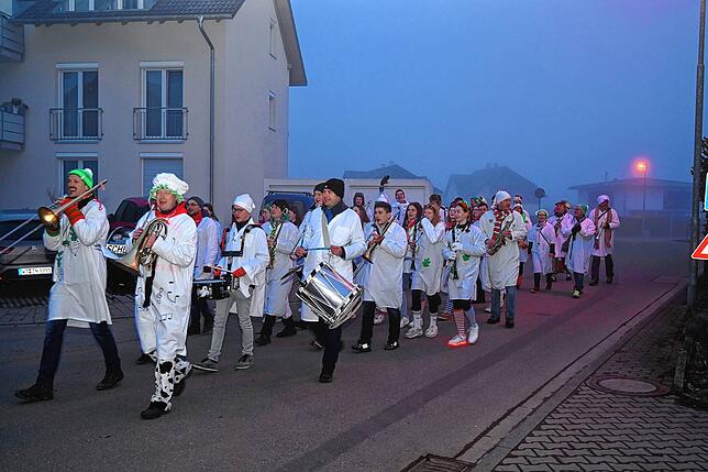 Auch in Oberlauchringen wurden die Einwohner zu früher Morgenstunde von der Narrenmusik der Räbenheim (Bild) geweckt. Bild: Herbert ...