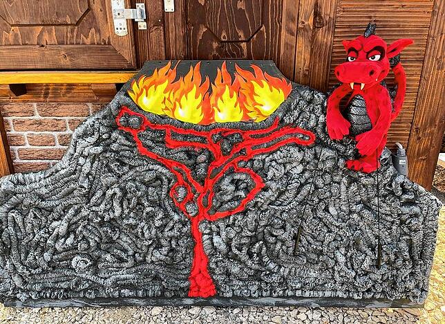 Der feuerrote Drache spielt in dem neuen Puppenstück eine wichtige Rolle. Er konnte schon in seinem Vulkan einziehen.