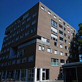 0,3 Hektar, privat, rund 100 Studentenwohnungen. Fertig und bezogen.