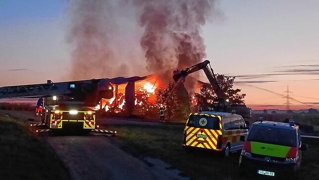 Als die Feuerwehr ankommt, ist das Gebäude schon nicht mehr zu retten, so dass man die Scheune kontrolliert vollständig abbrennen lässt.
