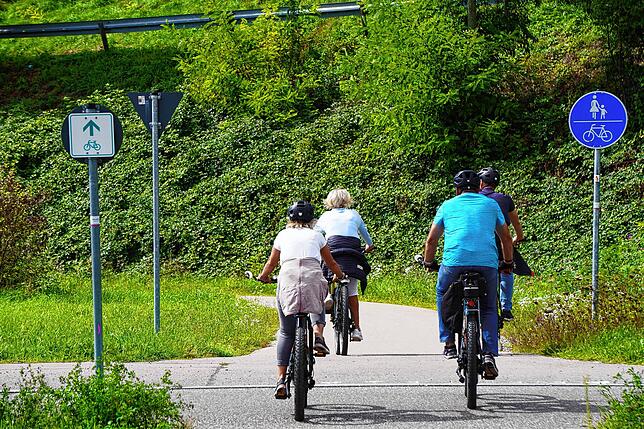 Eine Besonderheit ist der Rad- und Fußweg im Waldshuter Gewerbepark Hochrhein, denn einst fuhren hier Güterzüge auf dem Industriegleis ...