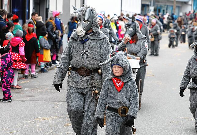 Bild 7: Kinderumzug beim Jubiläumstreffen der Hexen in Donaueschingen vor großem Volk