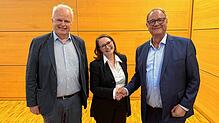 Auf den bisherigen Kulturamtsleiter Andreas Dobmeier (von links) folgt jetzt Anneta Käfer. Oberbürgermeister Jürgen Roth gratuliert.