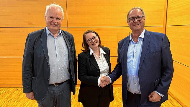 Auf den bisherigen Kulturamtsleiter Andreas Dobmeier (von links) folgt jetzt Anneta Käfer. Oberbürgermeister Jürgen Roth gratuliert.