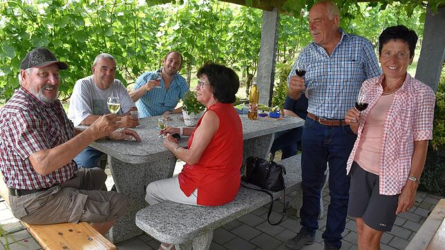 Hanspeter und Maja Kramer (rechts) haben beim Traubenblütenfest in Gächlingen das Rebhäuschen &bdquo;Chläggiblick&ldquo; geöffnet.