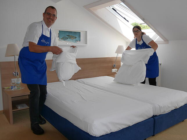 Winfried Müller und Ivana Kruljac beim täglichen Bettenmachen im Hotel St. Fridolin, eine der Aufgaben, die zum Housekeeping gehört.