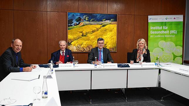 Die Vertragspartner bei der Vertragsunterzeichnung zur Errichtung des wissenschaftlichen Instituts für Gesundheit der Fachhochschule für ...