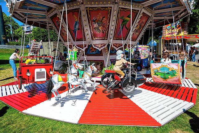 Bild 28: Seehasenfest 2022: Besucher freuen sich über den Rummel